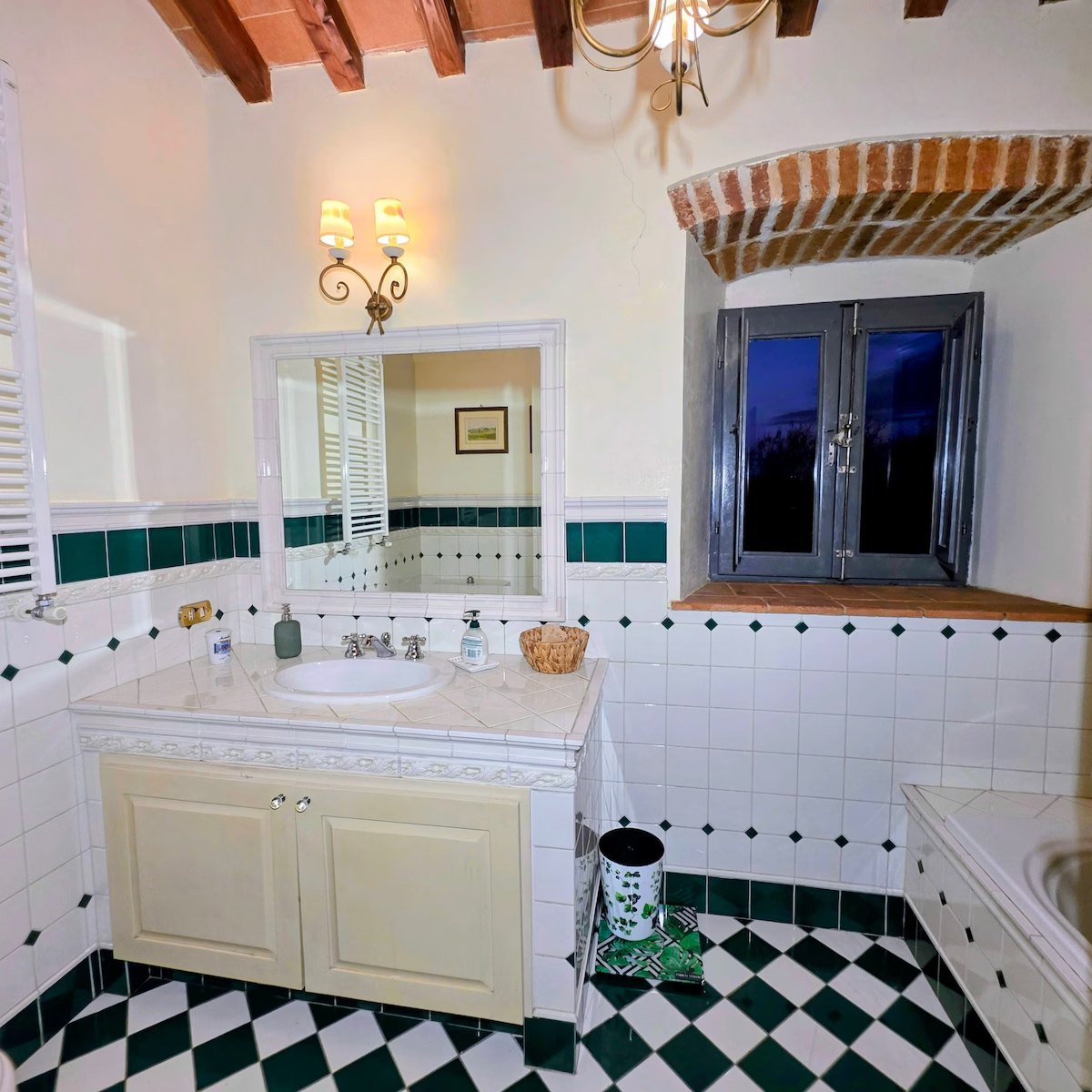 Podere Pagliaio 1 &mdash; Bagno con vasca e pavimento a scacchi
