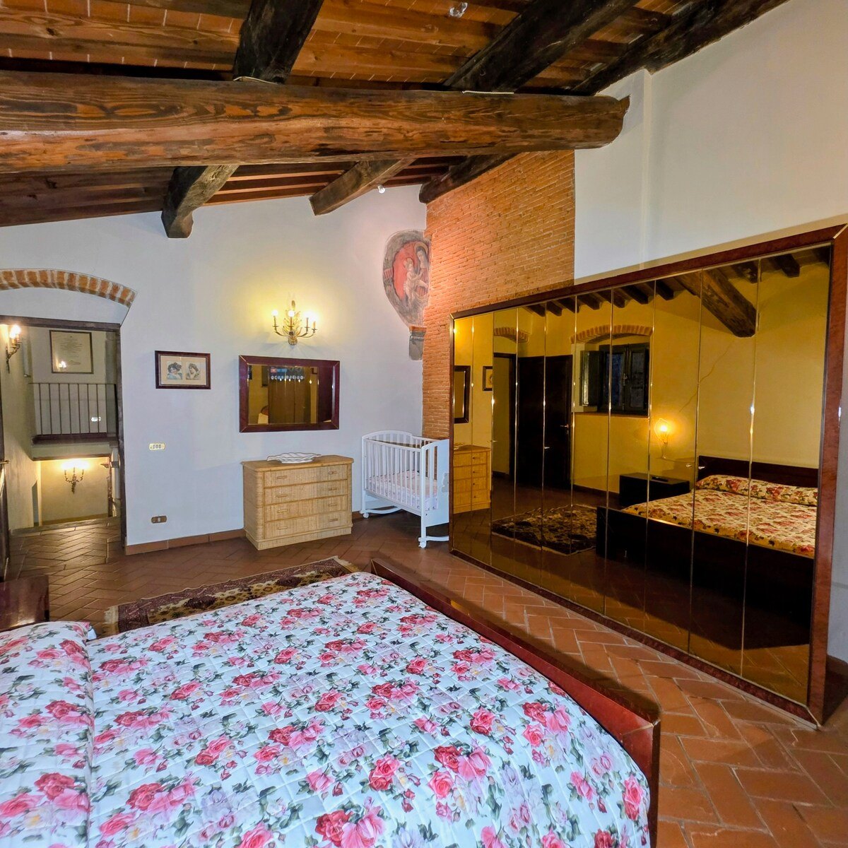 Podere Pagliaio 1 &mdash; Camera con copriletto a fiori