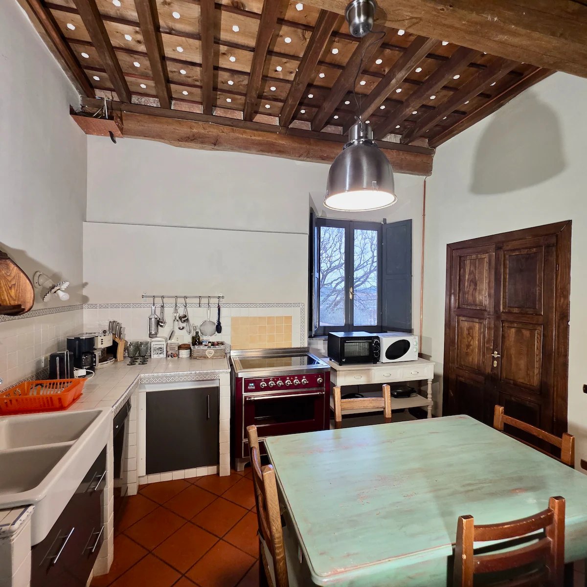 Podere Pagliaio 1 &mdash; La cucina con il tavolo da lavoro