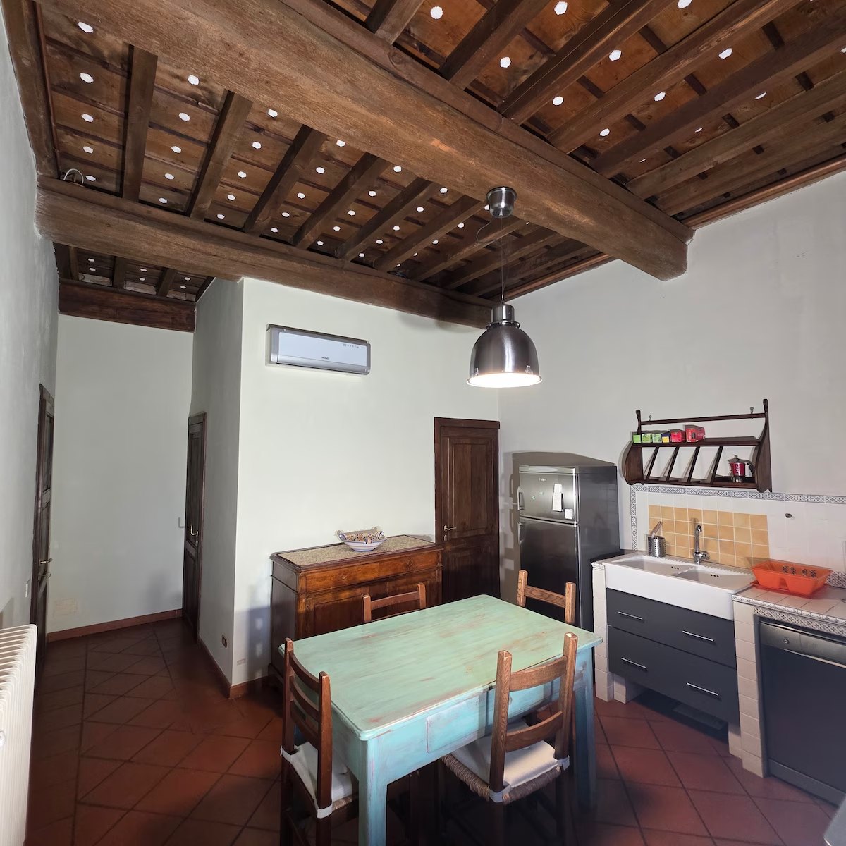 Podere Pagliaio 1 &mdash; Il lavello e il piano cottura sotto le travi