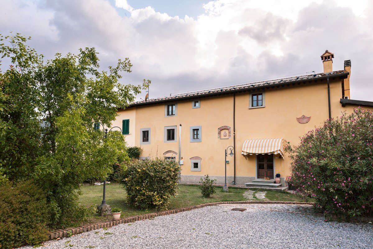 Podere Pagliaio 1 &mdash; La villa vista dal vialetto d'ingresso