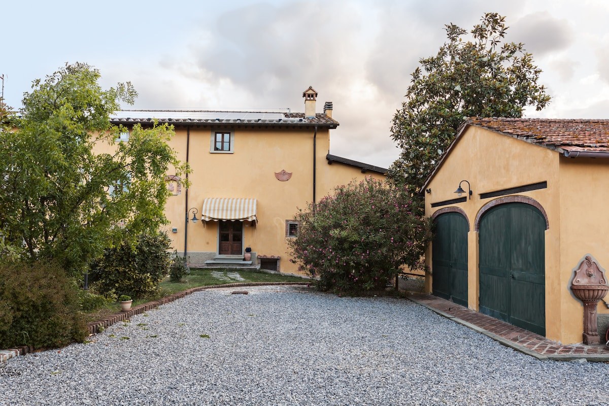 Podere Pagliaio 1 &mdash; La villa e il piazzale in ghiaia