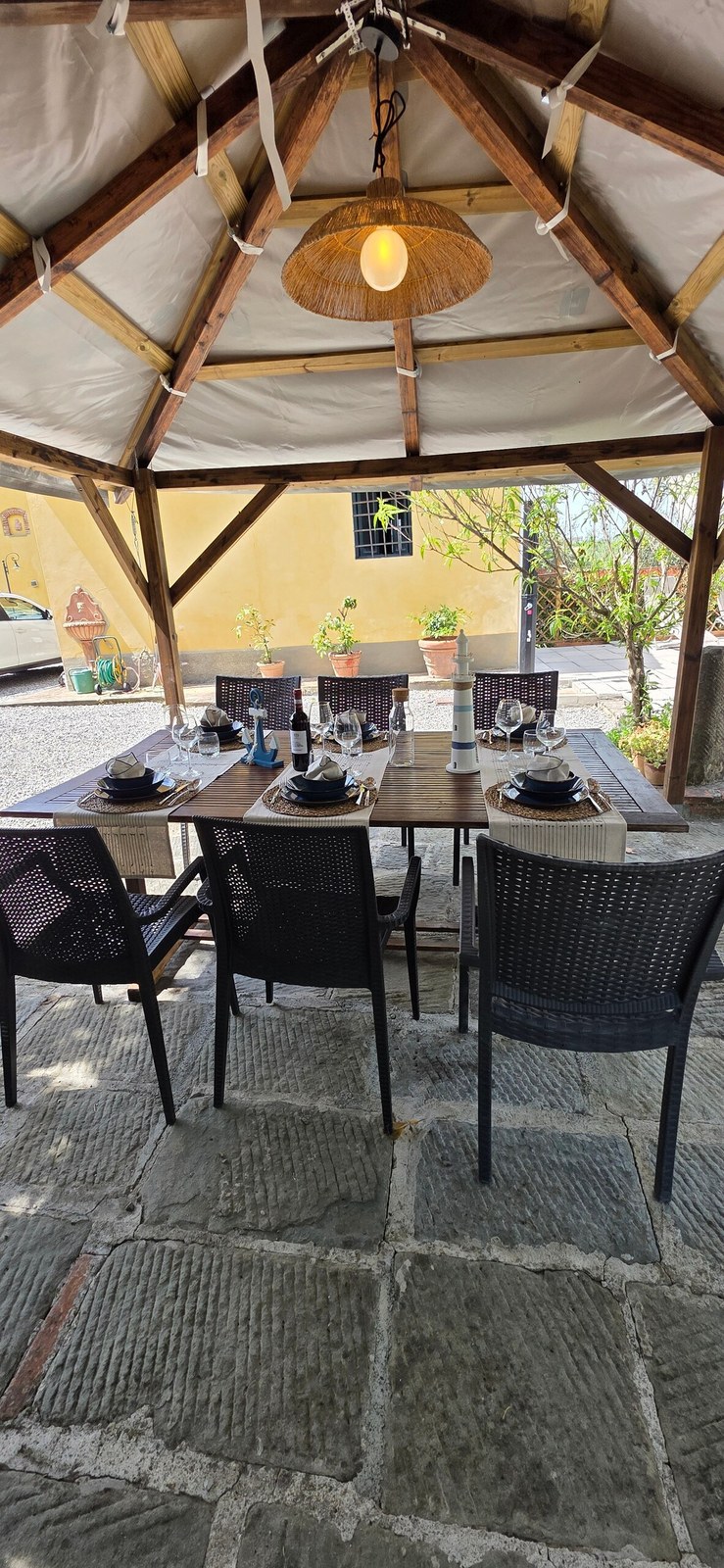 Podere Pagliaio 1 &mdash; La tavola apparecchiata sotto il gazebo