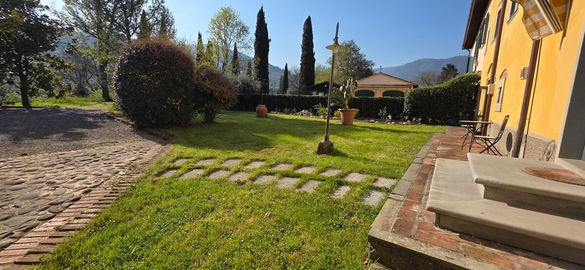 Podere Pagliaio 1 &mdash; Il prato che costeggia la casa
