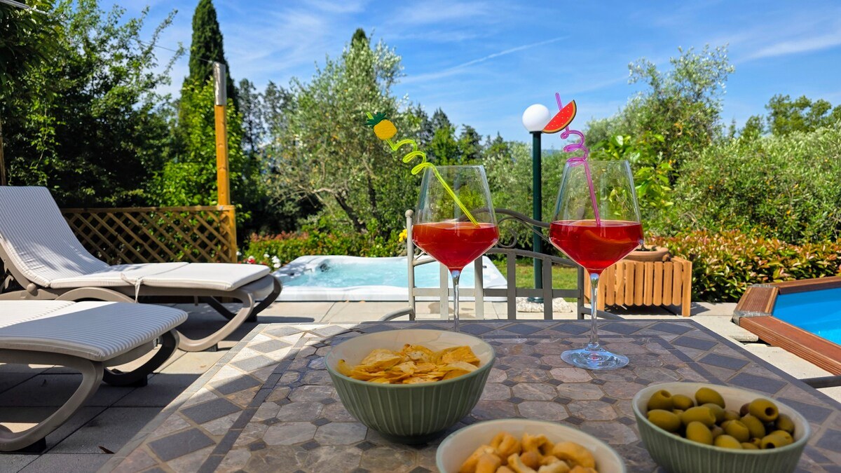 Podere Pagliaio 1 &mdash; I lettini a bordo piscina
