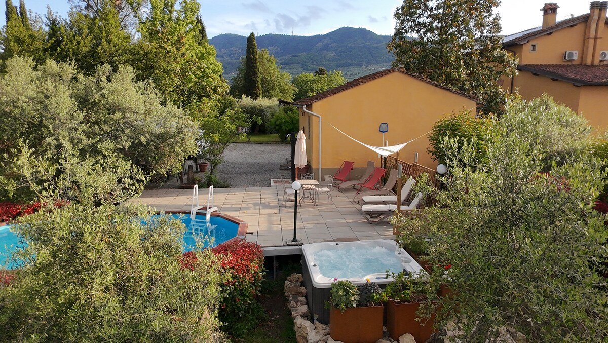 Podere Pagliaio 1 &mdash; La piscina e la proprieta' dall'alto