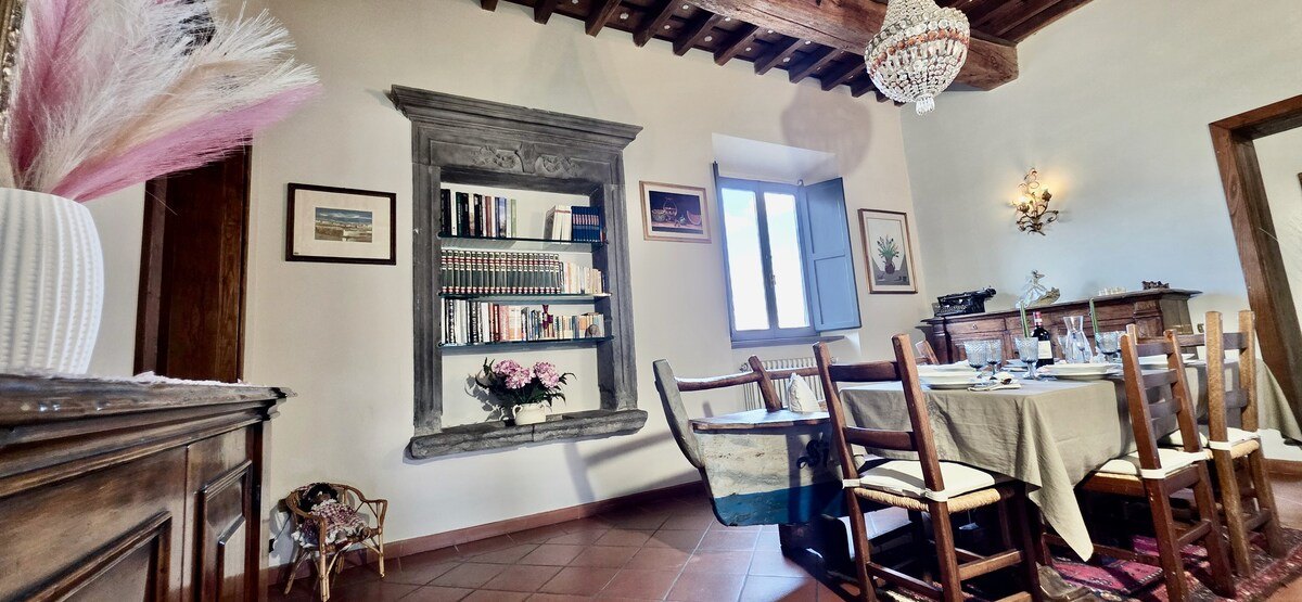 Podere Pagliaio 1 &mdash; La sala da pranzo con la credenza antica