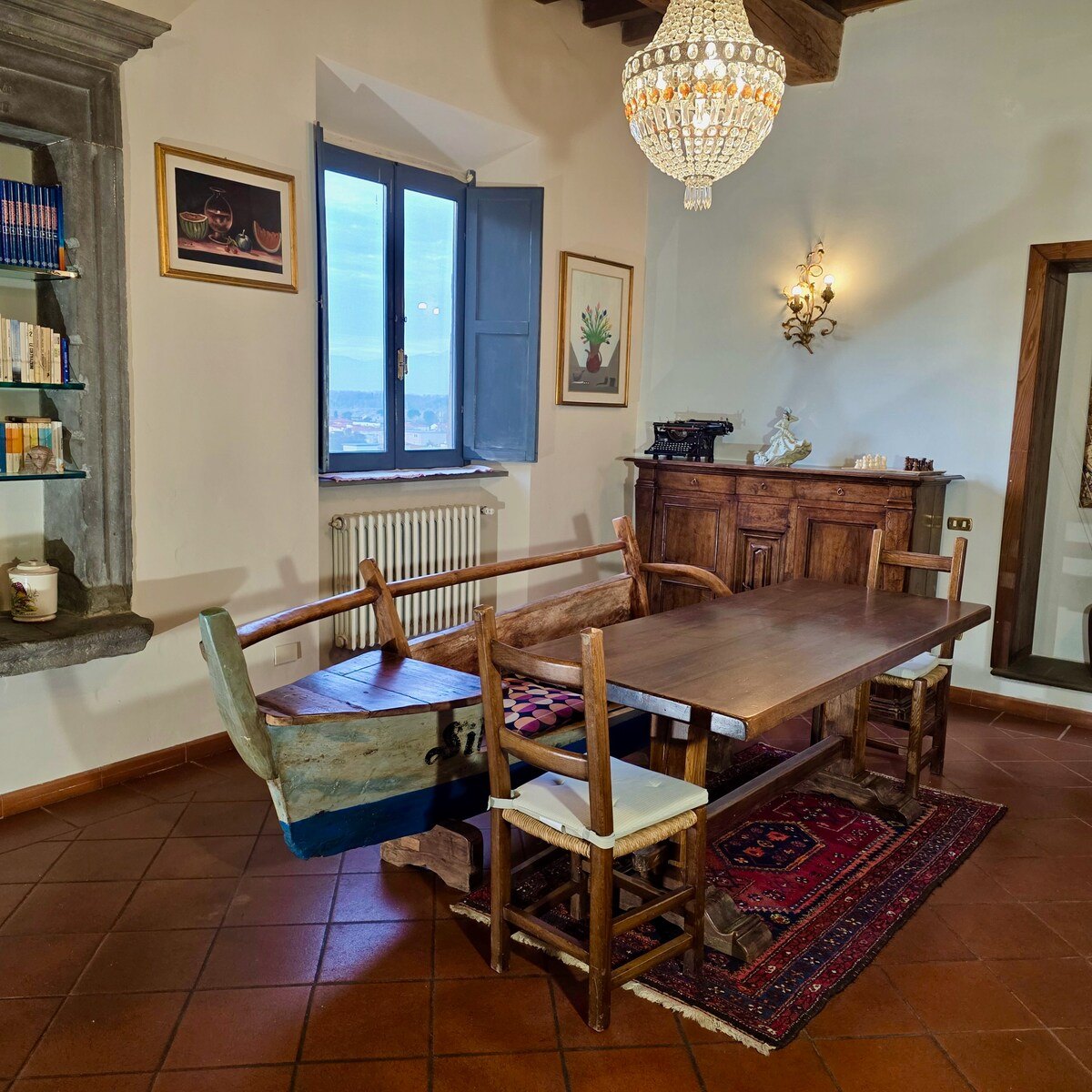 Podere Pagliaio 1 &mdash; Il tavolo in legno sotto il lampadario di cristallo