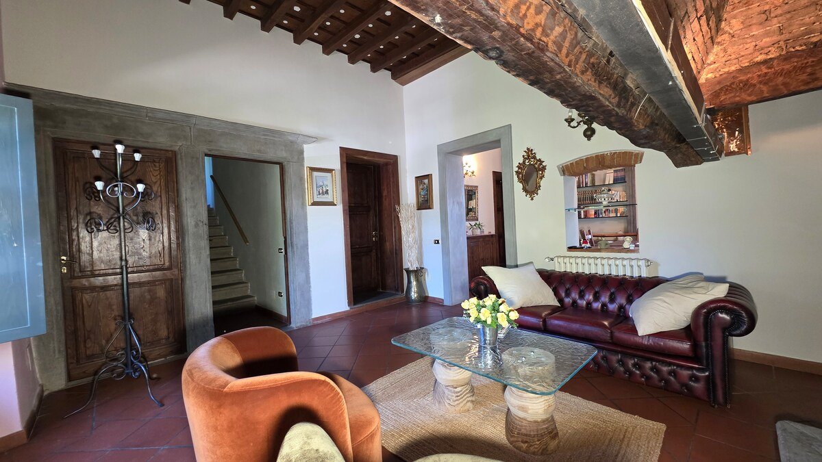 Podere Pagliaio 1 &mdash; Il salone con il divano Chesterfield