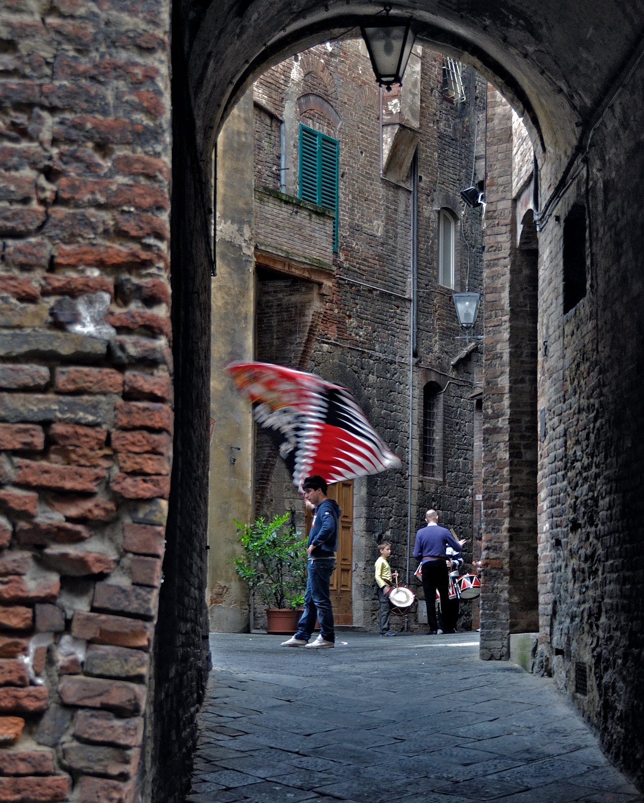 Siena, i vicoli delle contrade nei giorni del Palio