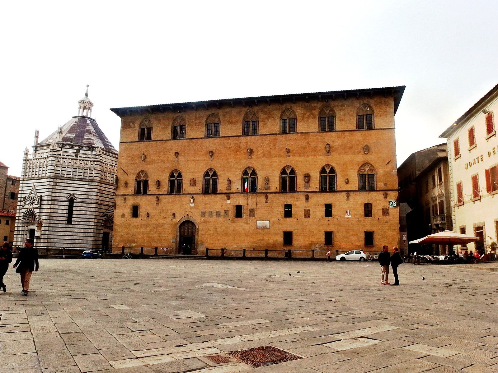 Pistoia, Piazza del Duomo con il battistero