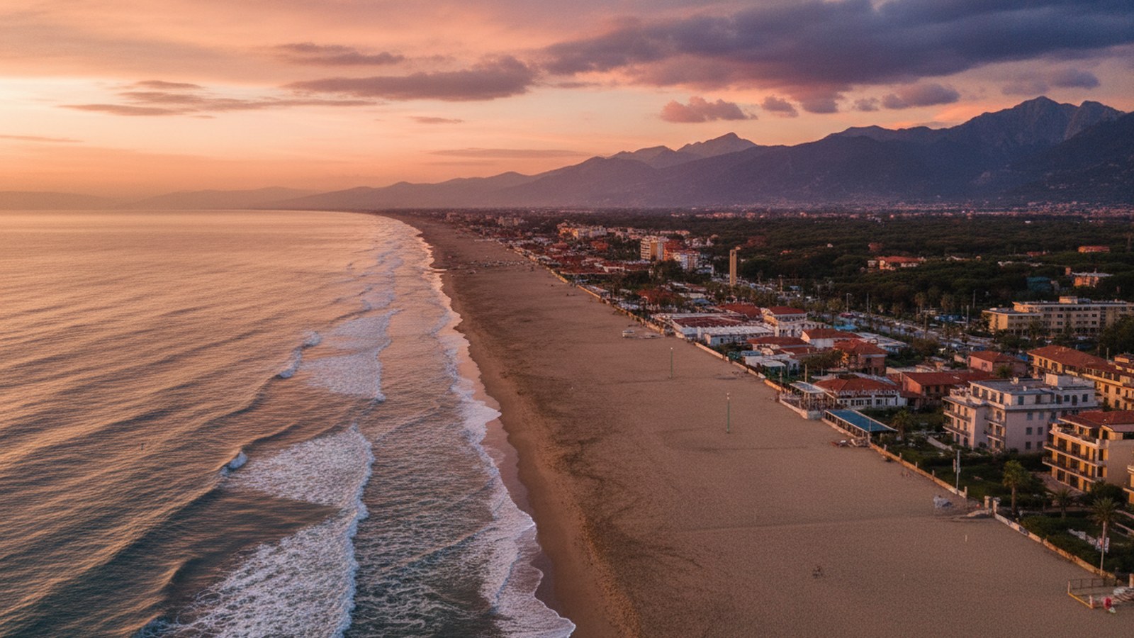 Viareggio, la spiaggia della Versilia con le Alpi Apuane sullo sfondo
